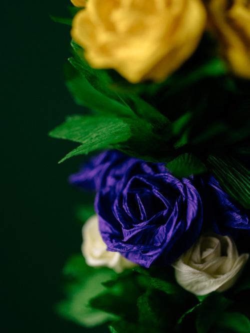 fioletowo-żółte  kwiatki z bibuły