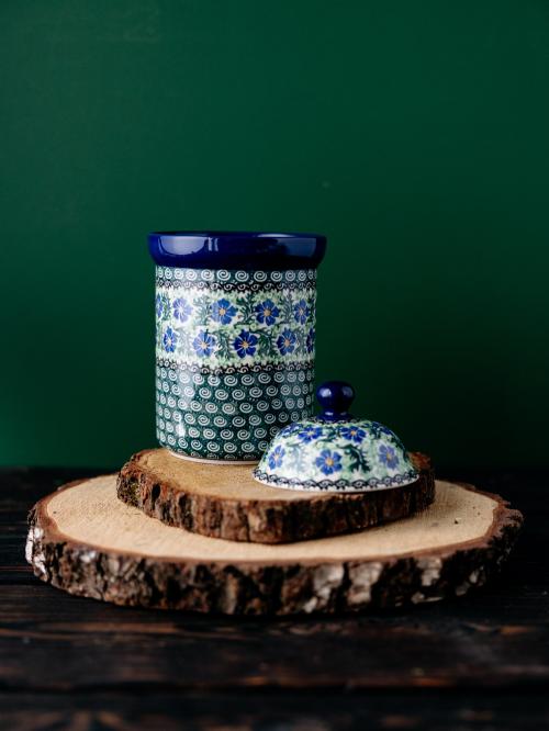 pojemnik z otwartą przykrywką