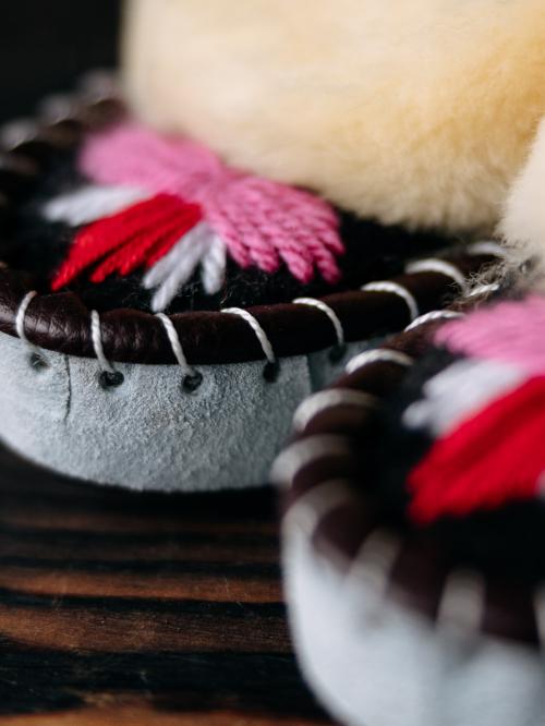 panfofle góralskie z jasnym futerkiem