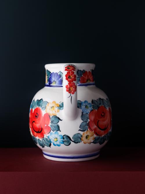 Dzban fajans tyłem tło