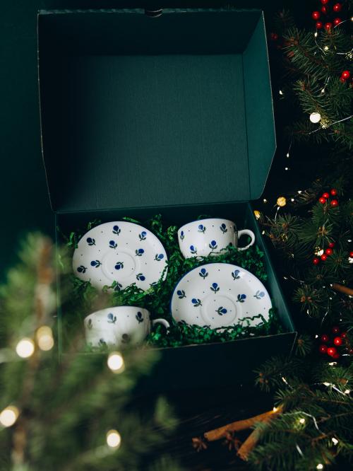 zestaw prezentowy kubów  obok choinki