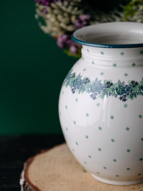 wazon wielki zielony wianek na tle suszonego wianka