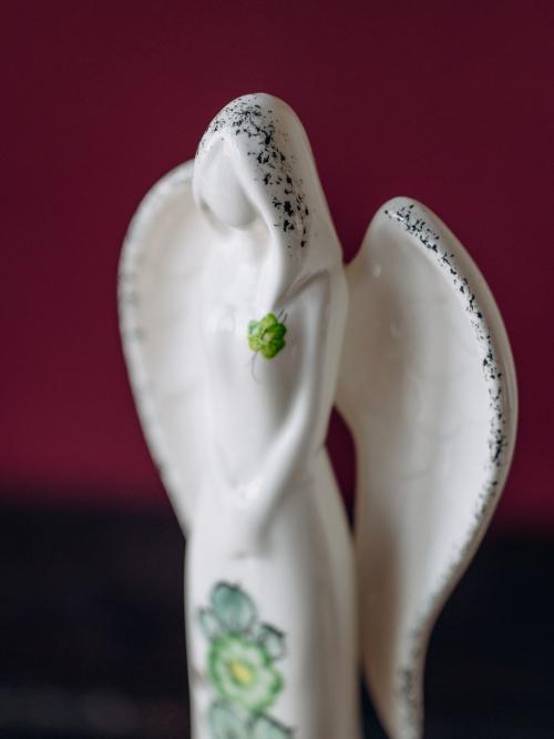 anioł średni z fajansu włocławskiego