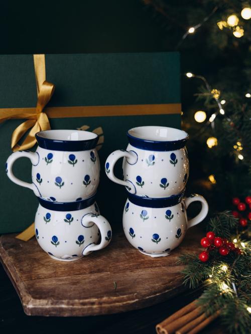 cztery kubki czeskie jagódki przed kartonem