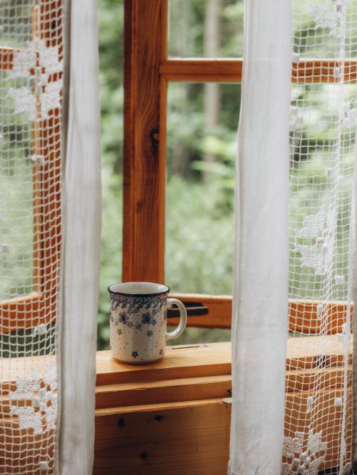 Kubek ceramiczny w oknie