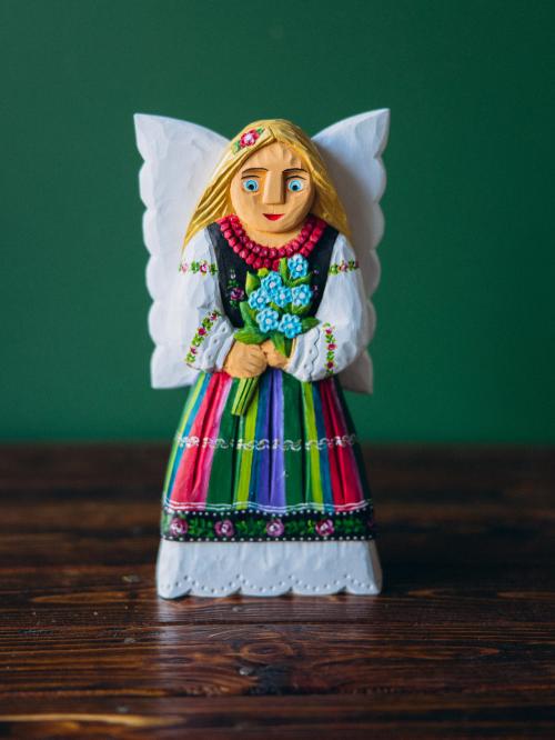 anioł w stroju łowickim na zielonym tle