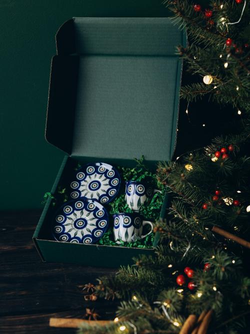 zestaw prezentowy na tle choinki