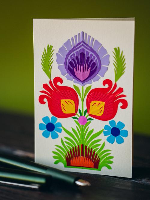 kartka wycinanka kwiaty w czerwieni i fiolecie