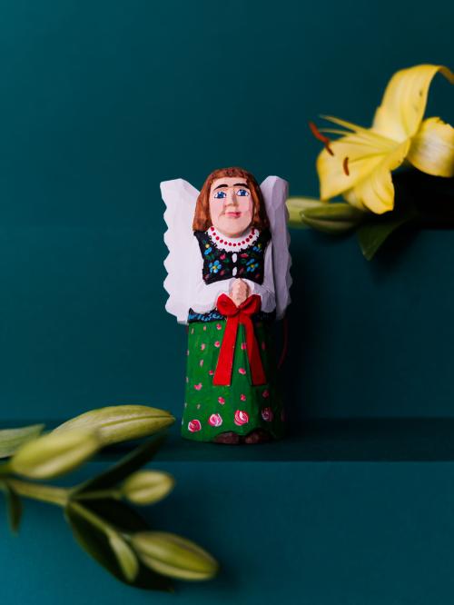 Rzeźba drewniana na zielonym tle