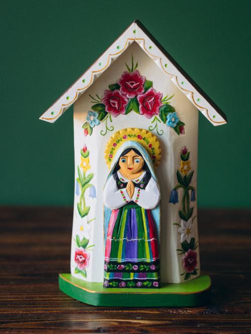 kapliczka z łowicką Maryją na tle zielonej ściany