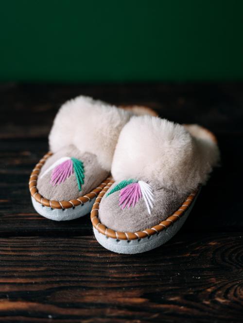 pantofle klapki góralskie z jasnym  futerkiem