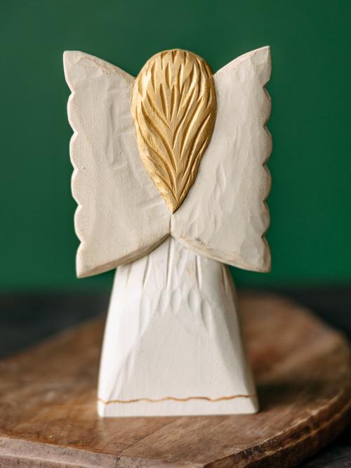 anioł rzeźbiony tyłem