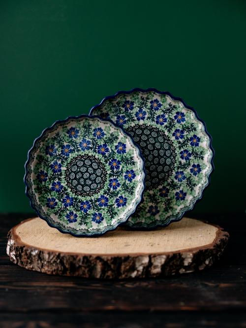 Forma do pieczenia tarty chabry  na tle większej formy