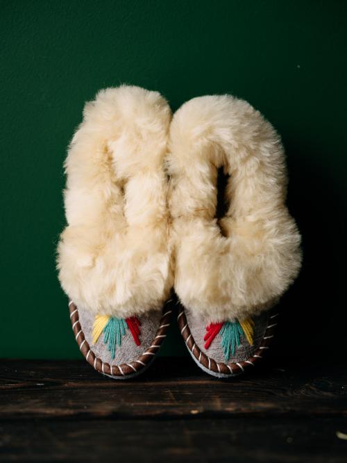 bambosze na tle zielonej ściany