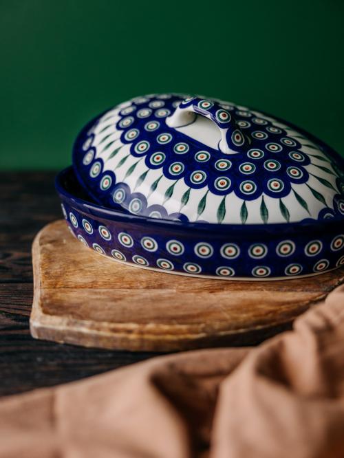 Naczynie do zapiekania na zielonym tle