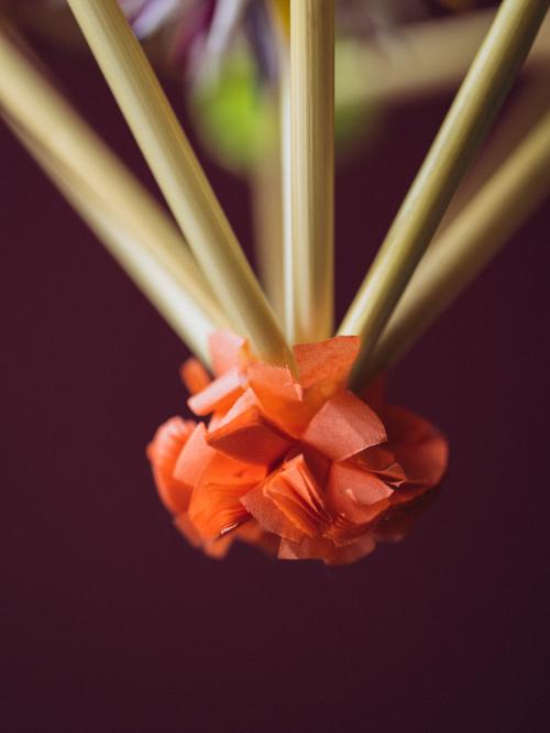 zbliżenie na kwiatka z bibuły