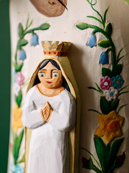 rzeźbiona matka boska