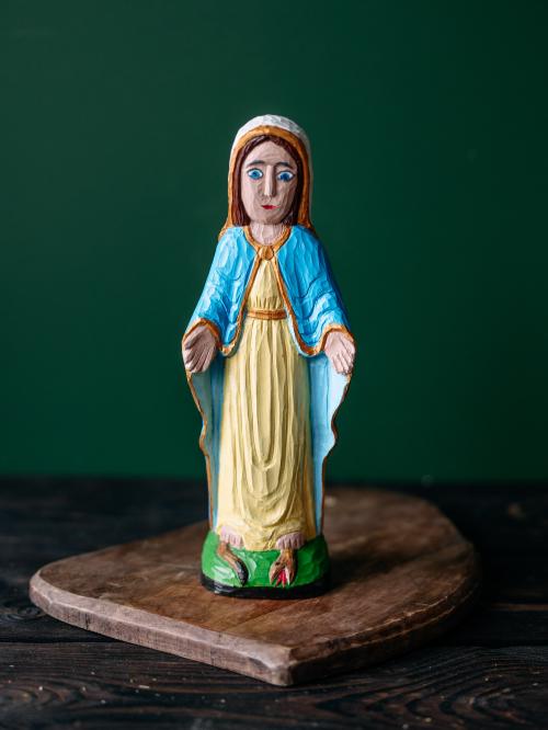 Matka Boska w niebieskiej szacie stojąca na drewnie