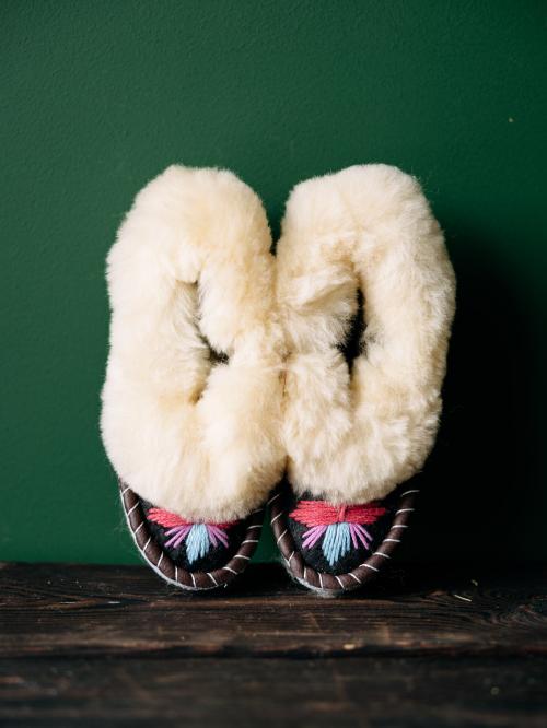 klapki góalskie oparte o ścianę