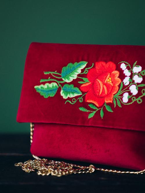 bordowa kopertówka na zielonym tle