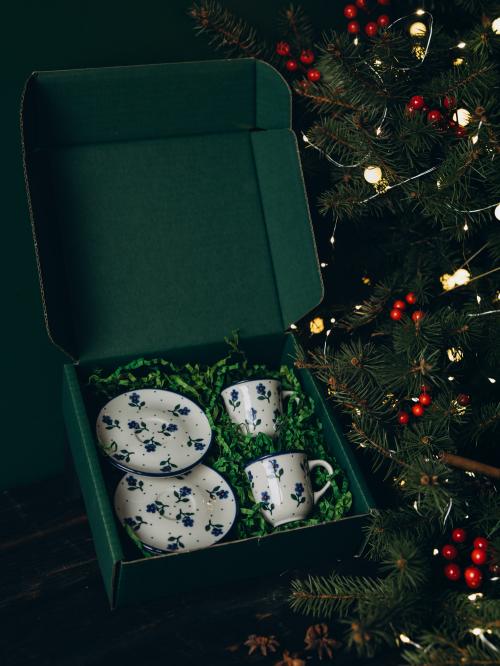 zestaw prezentowy na tle choinki