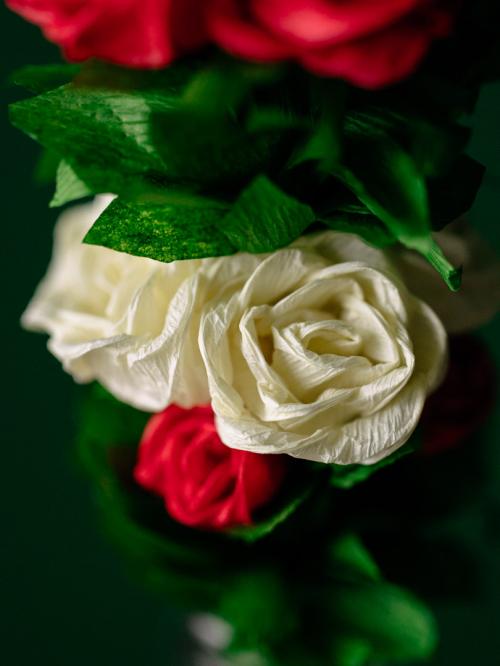 zbliżenie na białe kwiatki z bibuły