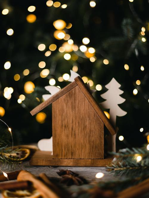 Tył drewnianej szopki.