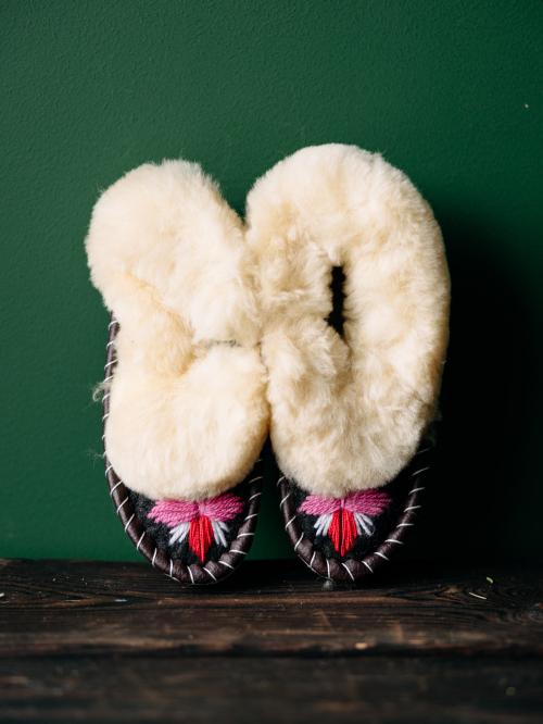 pantofle z różowym haftem na przodzie