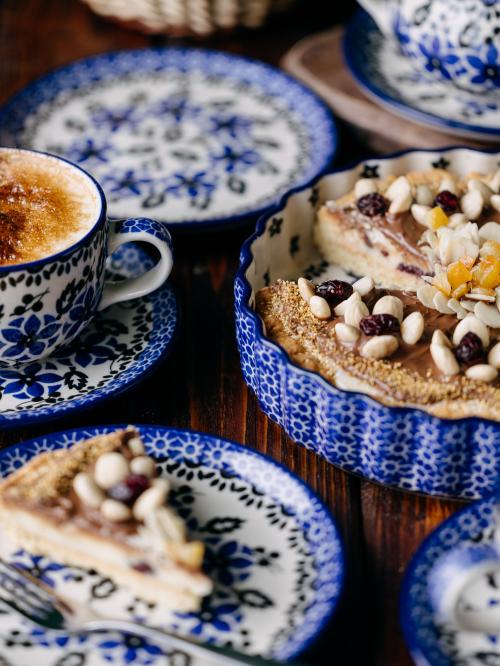 forma na tle innych naczyń z polnych kwiatów