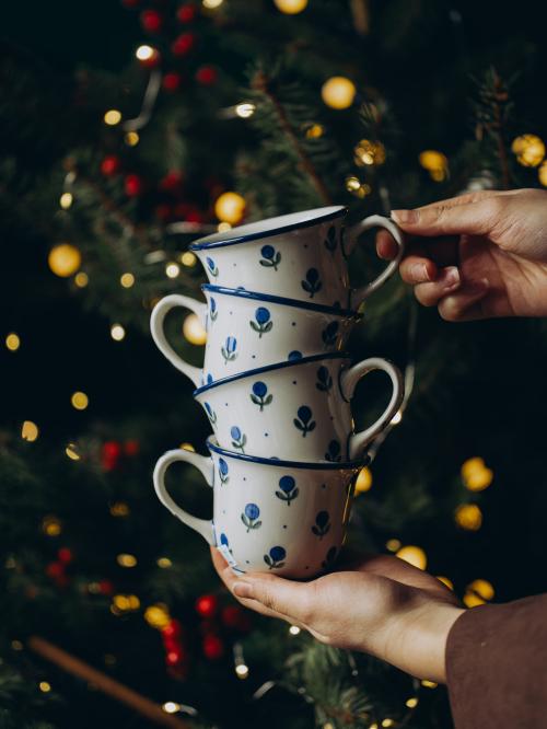 zestaw czterech filiżanek jagódki na tle świątecznym