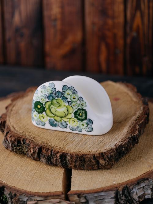 serwetnik z fajansu na drewnie