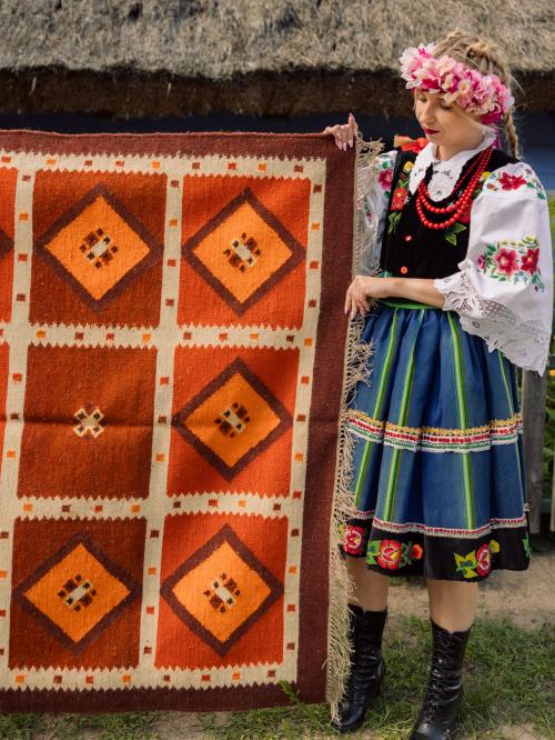 kilim trzymany przez łowiczankę