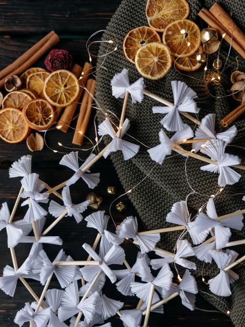 łańcuch choinkowy biały na tle świątecznych dodatków