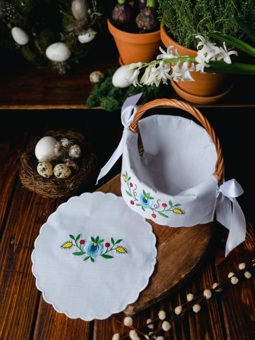 Haftowana serwetka ułożona w koszyczku.