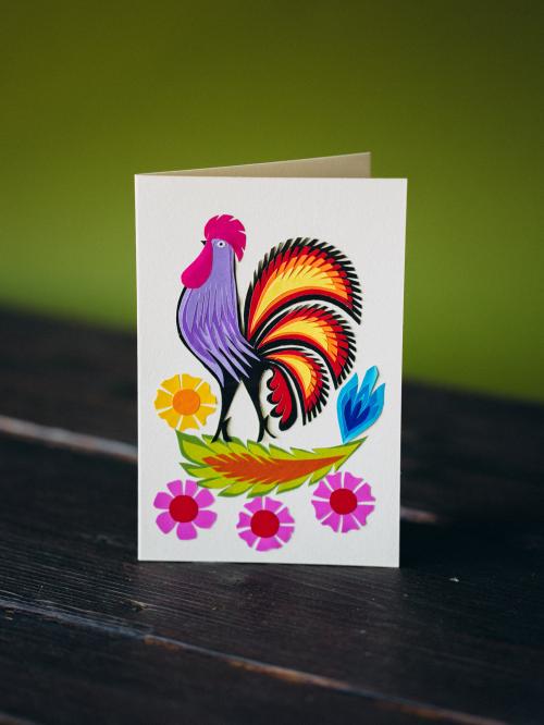 karta wycinanka kogut na zielonym liściu