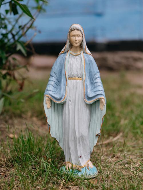 rzeźba Maryi w szacie jasnoniebieskiej