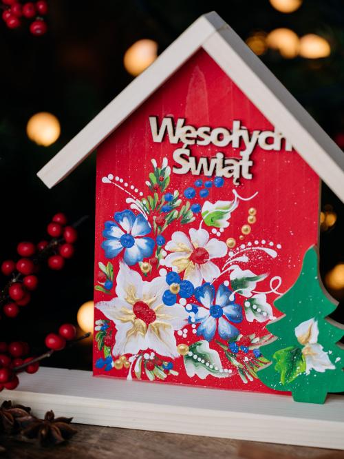 drewniany domek ,,Wesołych Świąt"
