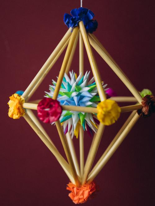 mini pająk diament kolorowy na bordowym tle