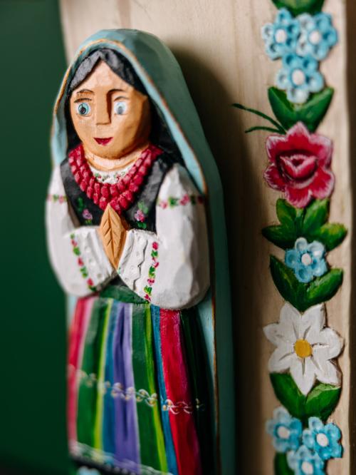 rzeźbiona kapliczka