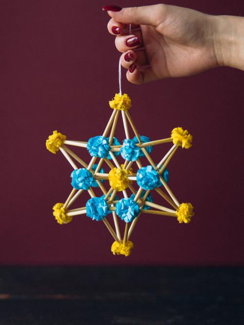 mini pająk trzymany w dłoni