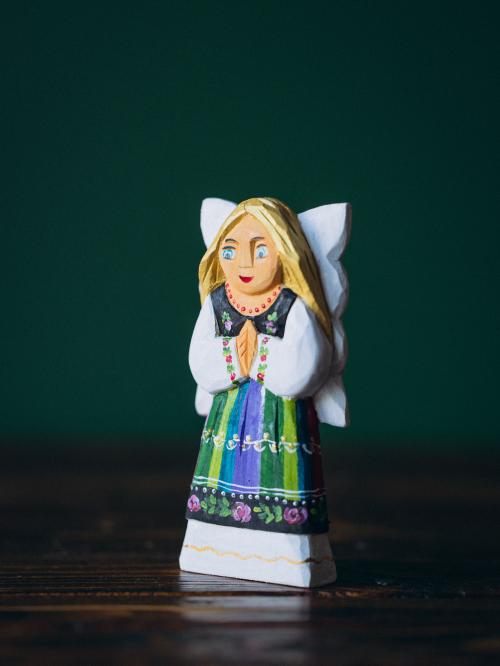 anioł w łowickim pasiaku ze złożonymi dłońmi