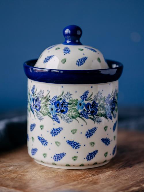 pojemnik wianek  na niebieskim tle