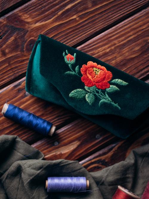 sztywne etui na okulary zielone
