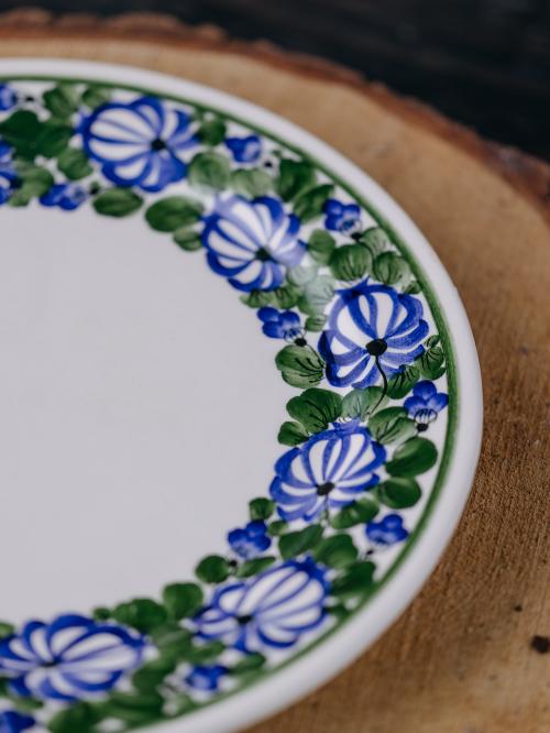 Duży talerz na drewnie