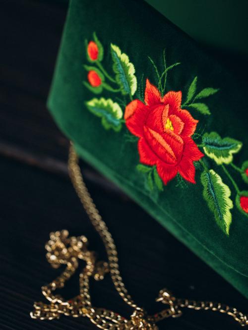 kopertówka haftowana zielona na drewnie