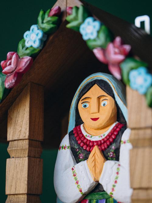 kapliczka ozdobiona kwiatkami z łowicką Maryją