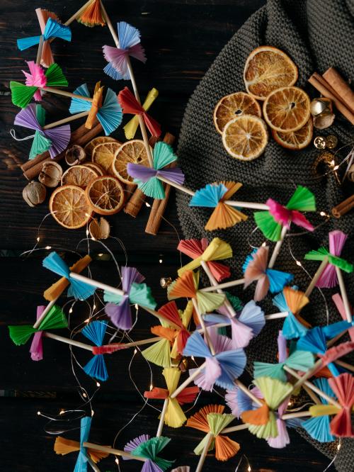 łańcuch choinkowy na świątecznym tle