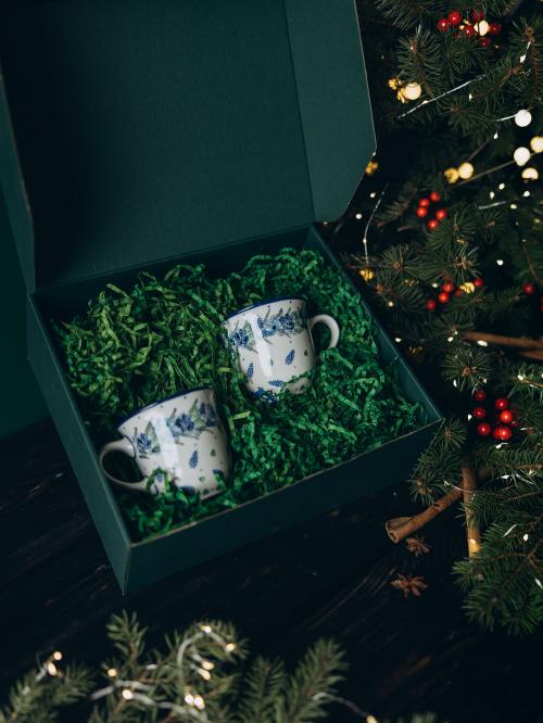 komplet filiżanek w ozdobnym pudełku