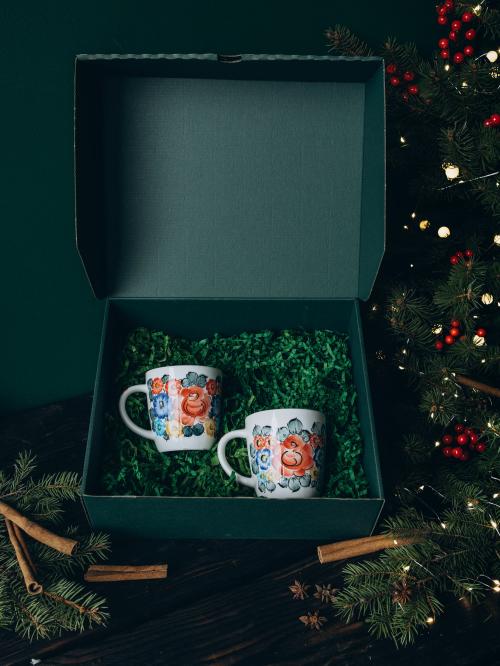 zestaw prezentowy na tle choinki