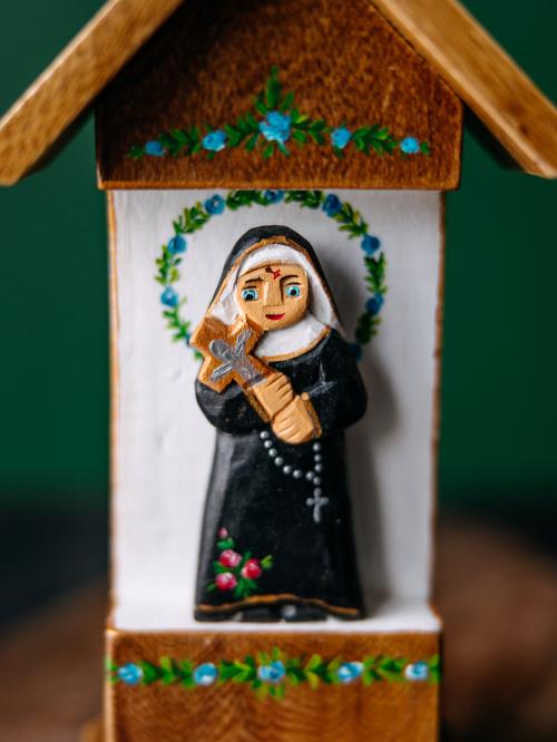 rzeźbiona Święta Rita